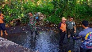 BPBD-Klungkung-bersama-aparat-TNI-dan-Polri-serta-masyarakat-sekitar-melakukan-pembersihan.jpg