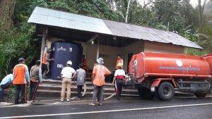 BPBD-Klungkung-menyalurkan-air-bersih-di-Wilayah-Banjar-Sangluh.jpg