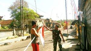 Babinsa-Tegalcangkring-saat-mendampingi-warga-mengibarkan-bendera.jpg