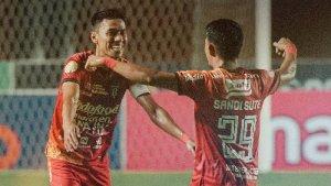 Bali-United-Fadil-Sausu-dan-Sandi-Sute-saat-laga-melawan-Barito-Putera.jpg