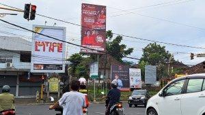 Baliho-salah-satu-bacaleg-di-pertigaan-traffic-light-kota-Bangli.jpg