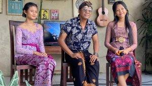 Baliku-yang-dibawakan-dengan-oleh-dua-penyanyi-remaja.jpg