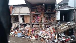 Bangunan-Lantai-3-di-Pinggir-Tukad-Badung-Denpasar-Bali-Roboh-Rabu-10-September-2025.jpg