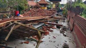 Bangunan-bale-gong-di-Pura-Prajepati-Desa-Adat-Baha-Mengwi-Badung-roboh.jpg