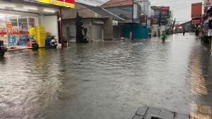 bali/Banjir-di-Monang-Maning-air-mencapai-selutut-orang-dewasa-air-masuk-sampai-ke-rumah-warga.jpg