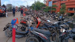 Banyak-motor-dan-kendaraan-lain-yang-rusak-akibat-banjir-78.jpg