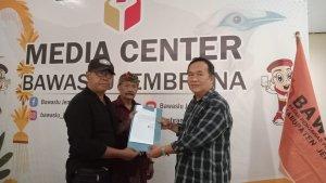 Bawaslu-Jembrana-saat-menerima-pihak-pelapor-yang-mencabut-laporan-kasus-perusakan.jpg