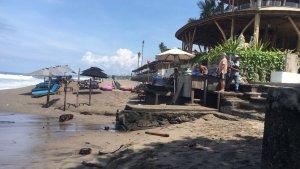 Beberapa-pedagang-yang-masih-terlihat-berjualan-di-pantai-Berawa-pada-Senin-24-Oktober-2022S.jpg