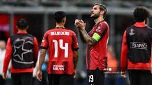 Bek-AC-Milan-asal-Prancis-19-Theo-Hernandez-memberikan-tepuk-tangan.jpg