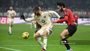 Bek-AS-Roma-37-Leonardo-Spinazzola-berebut-bola-dengan-gelandang-AC-Milan.jpg