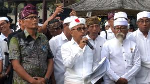 Bendesa-Adat-Ungasan-Wayan-Disel-Astawa-saat-membacakan-kesimpulan-10-poin.jpg