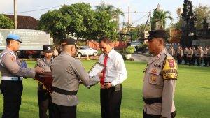 Berhasil-Gagalkan-Kasus-Adat-8-Polisi-Di-Gianyar-Bali-Terima-Penghargaan.jpg