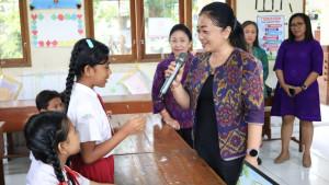 Bunda-Literasi-Ny-Sagung-Antari-Jaya-Negara-Serahkan-Perlengkapan.jpg