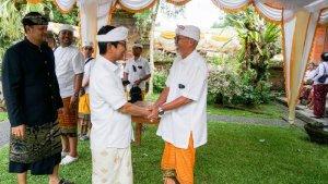 Bupati-Adi-Arnawa-beserta-Istri-NyEWGD.jpg