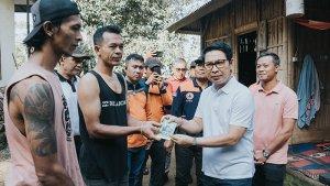 Bupati-Adi-Arnawa-saat-mengunjungi-warga-yang-tertimpa-bencana-tanah-longsor.jpg