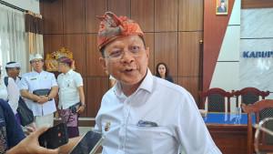 Bupati-Buleleng-I-Nyoman-Sutjidra-saat-memberi-keterangan-mengenai-restrukturisasi-OPD.jpg