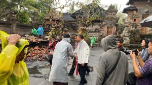 Bupati-Gianyar-I-Made-Mahayastra-bersama-penjabat-di-Pemkab-Gianyar.jpg