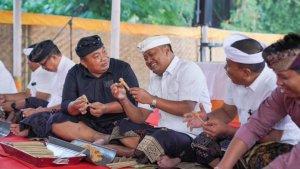 Bupati-Gianyar-Made-Mahayastra-bersama-anggota-DPR-RI-I-Nyoman-Parta.jpg