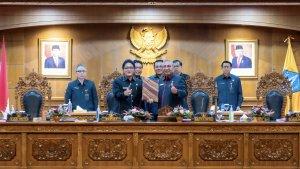 Bupati-Giri-Prasta-saat-menghadiri-Sidang-Paripurna.jpg