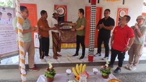Bupati-Jembrana-I-Made-Kembang-Hartawan-menyerahkan-bantuan-bedah-rumah.jpg
