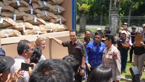 Bupati-Jembrana-I-Made-Kembang-Hartawan-saat-melepas-dua-kontainer-kakao-45.jpg