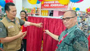 Bupati-Jembrana-bersama-jajaran-saat-melaunching-produk-UMKM-Jembrana-masuk-ke-Alfamart.jpg