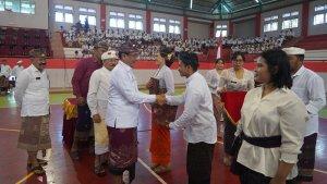 Bupati-Karangasem-I-Gede-Dana-saat-penyerahan-digelar-di-GOR.jpg