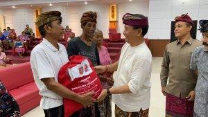 Bupati-Karangasem-Serahkan-200-Paket-Sembako-Pada-Buruh-Suun.jpg