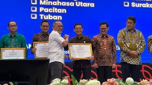 Bupati-Klungkung-I-Made-Satria-saat-menerima-penghargaan-dari-BRIN-785.jpg