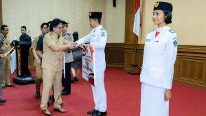 Bupati-Nyoman-Giri-Prasta-saat-memberikan-penghargaan-kepada-Paskibra-Badung-tahun-2023.jpg