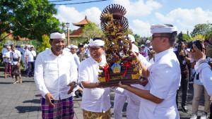 Bupati-Wayan-Adi-Arnawa-didampingi-Sekda-Surya-Suamba-menerima-Piala.jpg