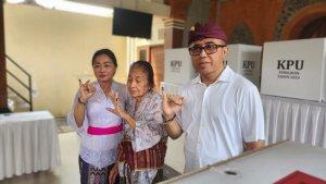 Calon-Walikota-IGN-Jaya-Negara-memberikan-hak-pilihnya-bersama-istri-di-TPS-10.jpg
