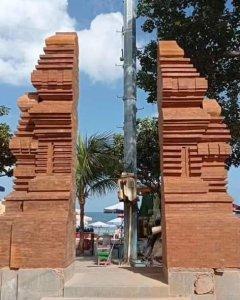 Candi-bentar-pantai-kuta-yang-tak-sejajar.jpg
