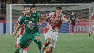 Center-bek-Persebaya-Dusan-Stevanovic.jpg