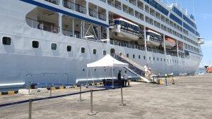 Cruise-Oceania-Insignia-yang-tengah-sandar-di-Pelabuhan-Benoa.jpg