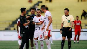 DIBEKAP-CEDERA-Pemain-Bali-United-Mirza-Mustafic-saat-alami-cedera-bahu.jpg
