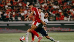 DITEMPEL-KETAT-Striker-Boris-Kopitovic-kanan-mendapat-pengawalan-ketat-dari-pemain-lawan.jpg