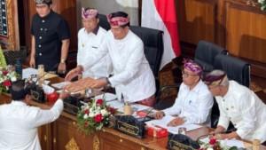 DPRD-mengesahkan-Raperda-Bale-Kertha-Adhyaksa-menjadi-Perda-Bali.jpg