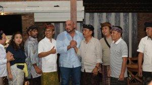 De-Gadjah-saat-bertemu-dengan-mantan-Bupati-Karangasem-Wayan-Geredeg.jpg
