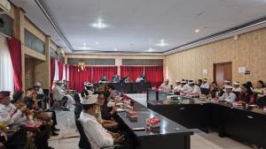 Dewa-Bagus-Riana-Putra-memimpin-rapat-rencana-penanaman-2000-pohon-Selasa-21-Oktober.jpg
