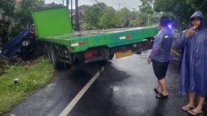 Diduga-Sopir-Mengantuk-Truk-Seruduk-Pikap.jpg