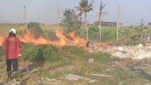 Diskarmat-Badung-saat-memadamkan-api-yang-membakar-tumpukan-sampah.jpg