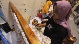 Dua-orang-ibu-membatik-di-sebuah-stand-peserta-pameran.jpg