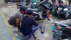 Dua-orang-pengendara-yang-knalpotnya-brong-dan-disita-oleh-polisi.jpg