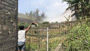Eki-menujuk-TPA-Mandung-yang-kemarin-mengeluarkan-asap-tebal-hingga-membuat-dia-harus-mengungsi.jpg