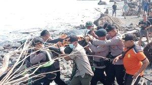 Evakuasi-jenazah-diduga-korban-kapal-tenggelam-di-Pantai-Pebuahan-236.jpg