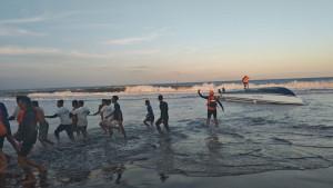 Evakuasi-speed-boat-yang-terbalik-di-Pantai-Matahari-963.jpg