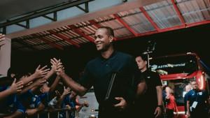FIFA-MATCHDAY-Pelatih-Timnas-Indonesia-Patrick-Kluivert-menyapa-fans.jpg
