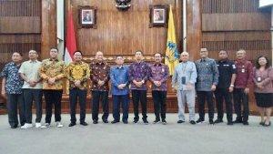 Foto-bersama-DRP-RI-Komisi-1-bersama-pejabat-pemerintah-Provinsi-Bali.jpg
