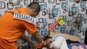 GELAR-REKONSTRUKSI-Jono-peragakan-adegan-mendekap-nenek-Parmi.jpg